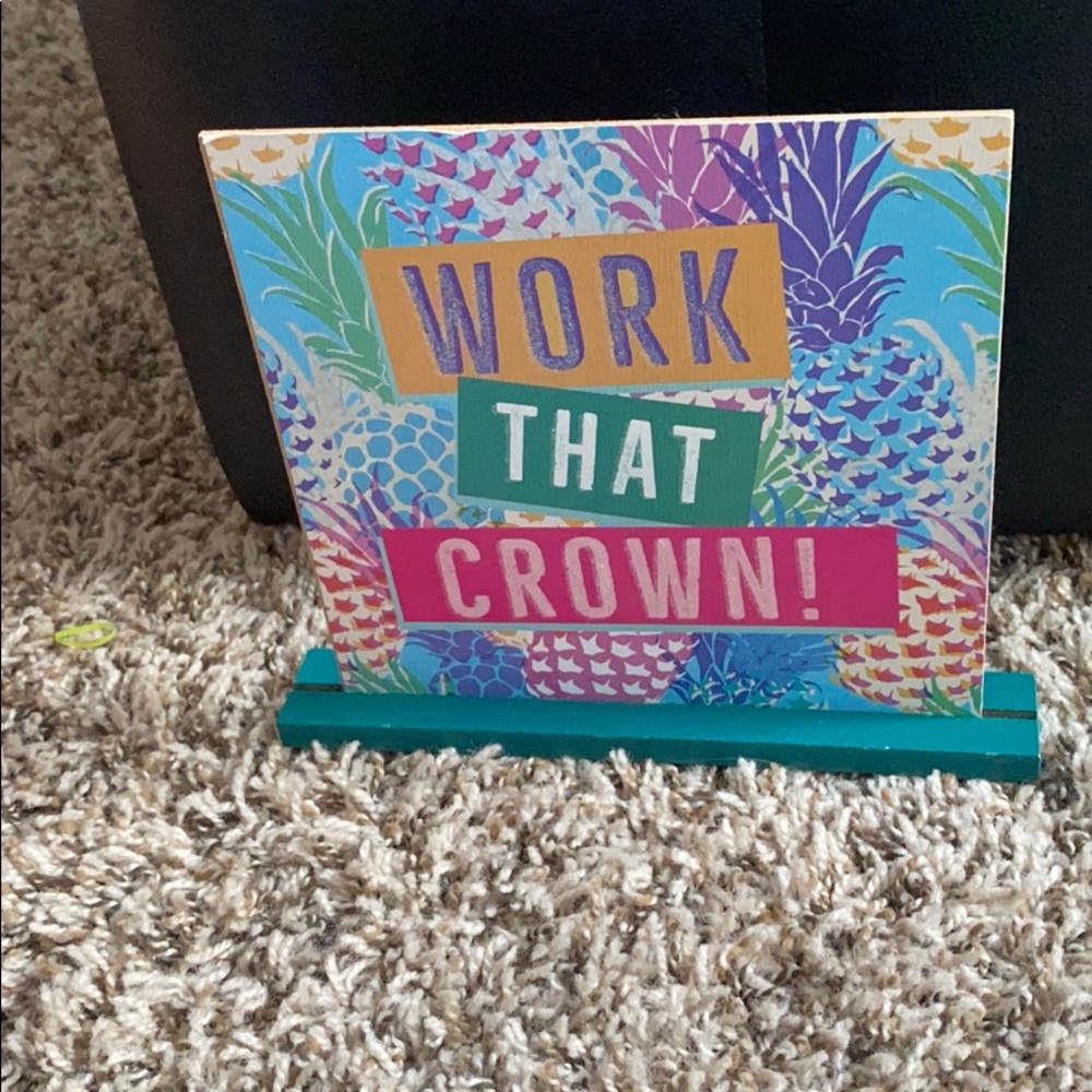 Cute decor pineapple work that crown sign